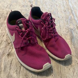 Nike roshee run pink tennis shoes